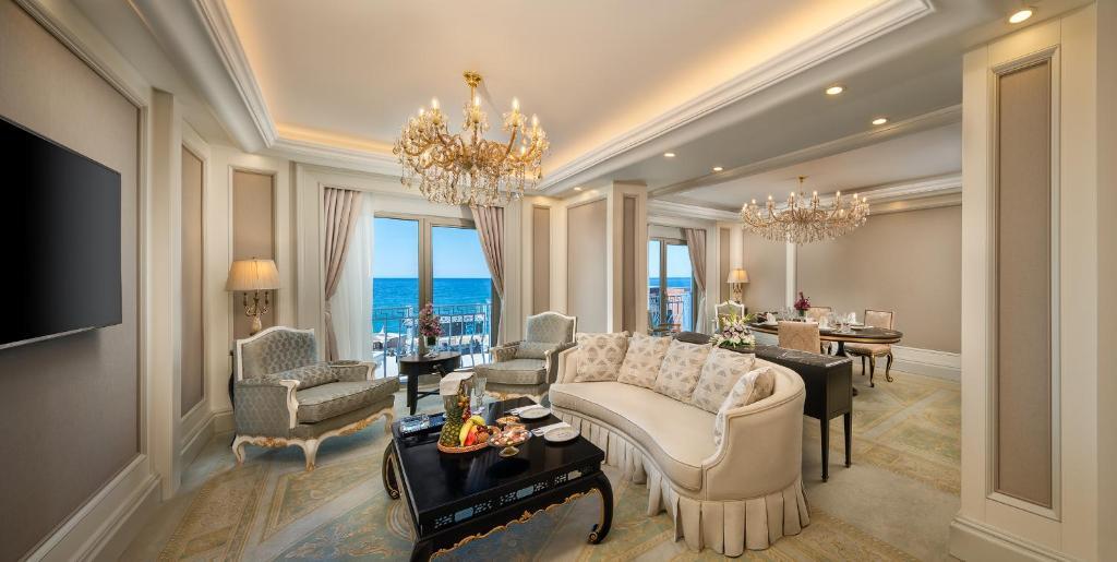 Kıbrıs 5 Yıldızlı Denize Sıfır Otel Uçak Transfer dahil 15000TL'den başlayan fiyatlarla