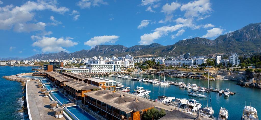 Kıbrıs 5 Yıldızlı Denize Sıfır Otel Uçak Transfer dahil 15000TL'den başlayan fiyatlarla