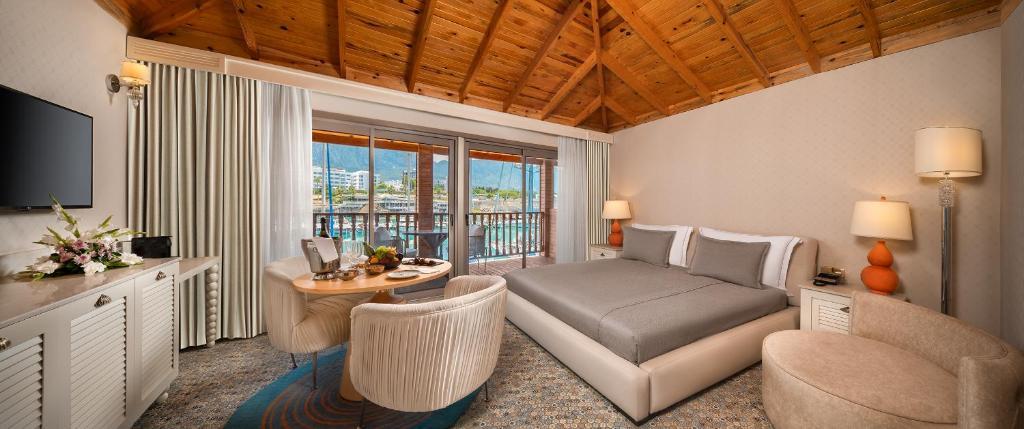 Kıbrıs 5 Yıldızlı Denize Sıfır Otel Uçak Transfer dahil 15000TL'den başlayan fiyatlarla