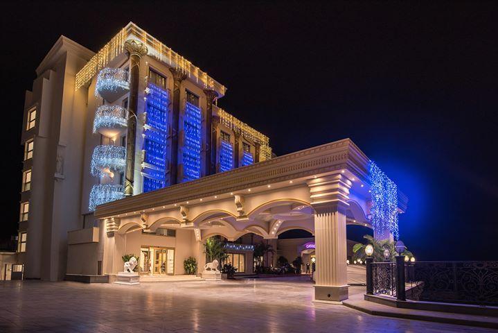Kıbrıs 5 Yıldızlı Denize Sıfır Otel Uçak Transfer dahil 15000TL'den başlayan fiyatlarla