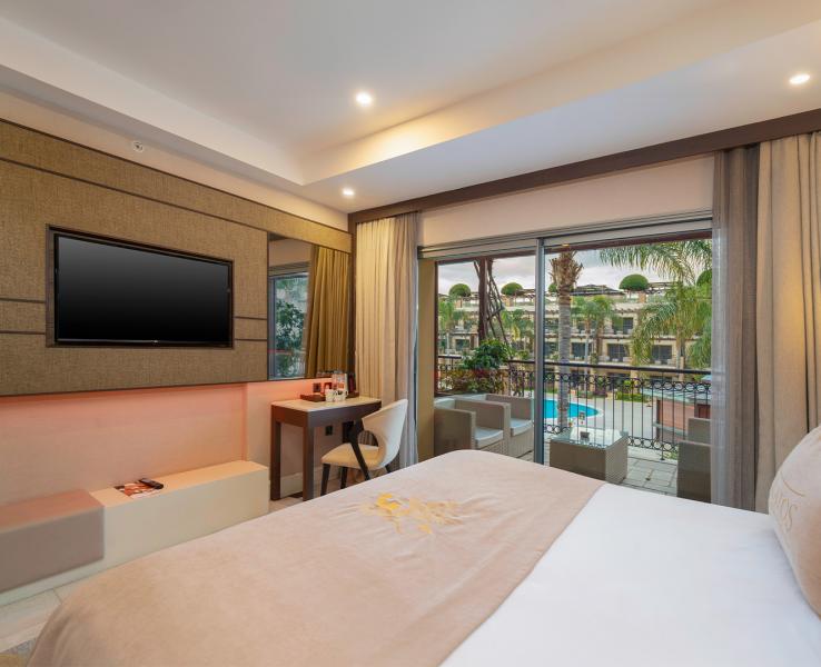 Cratos Premium Hotel