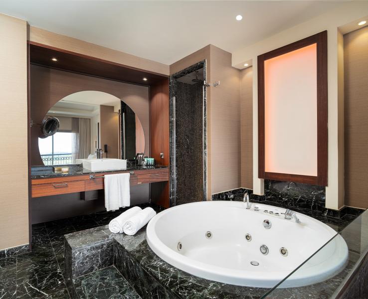 Cratos Premium Hotel
