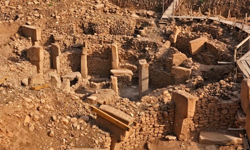 Tarihin Sıfır Noktasından Ötesine: Karahantepe ve Göbeklitepe Rehberi