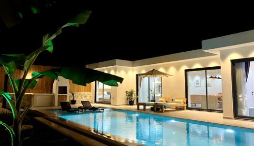 Kalkan’da 4 Kişilik Havuzlu Jakuzili Villa 359