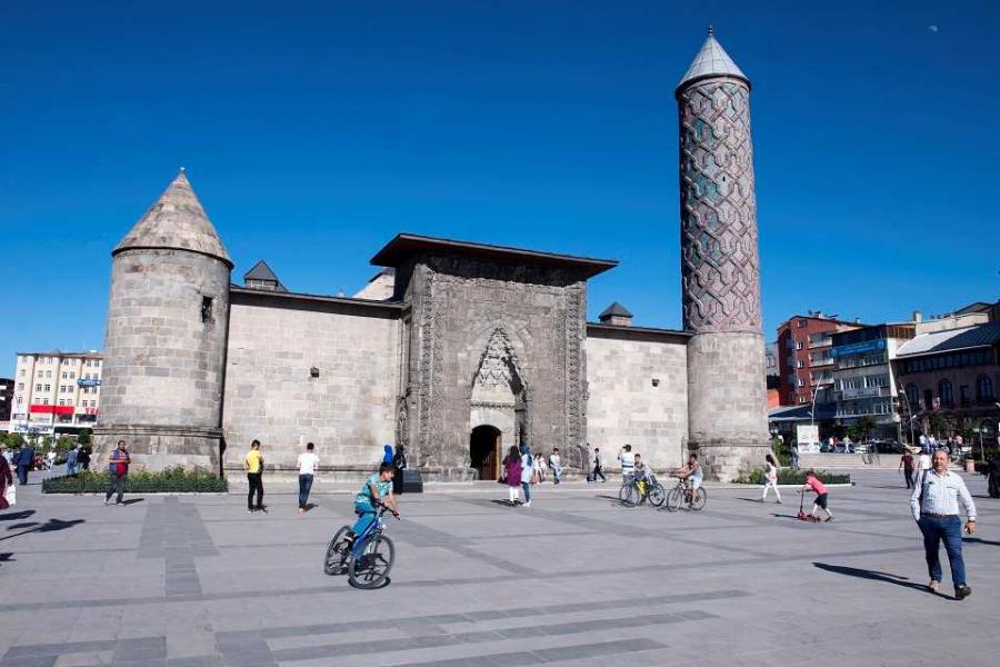 Uçaklı Van Kars Erzurum Turu / 3 Gece Otel Konaklamalı / İstanbul Çıkışlı