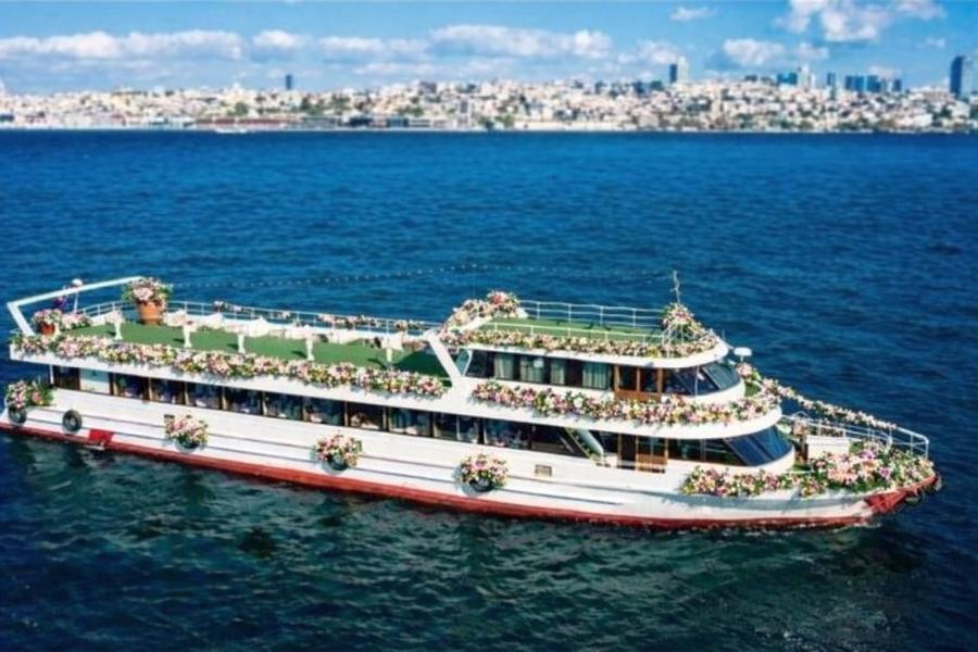 Maneviyat ve İhtişam Arasında: Osmanlı’nın Kalbine Yolculuk ve Boğazda İftar