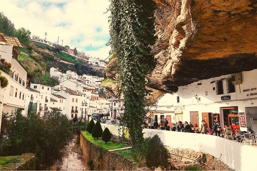 Kayanın Altında Bir Köy: Setenil de las Bodegas