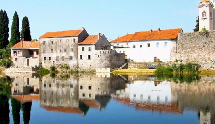 Kosovalı Büyük Balkanlar Ajet Havayolları ile 5 Gece Extra Turlar ve Akşam Yemekleri Dahil (TIA-SJJ) Cumartesi - Perşembe