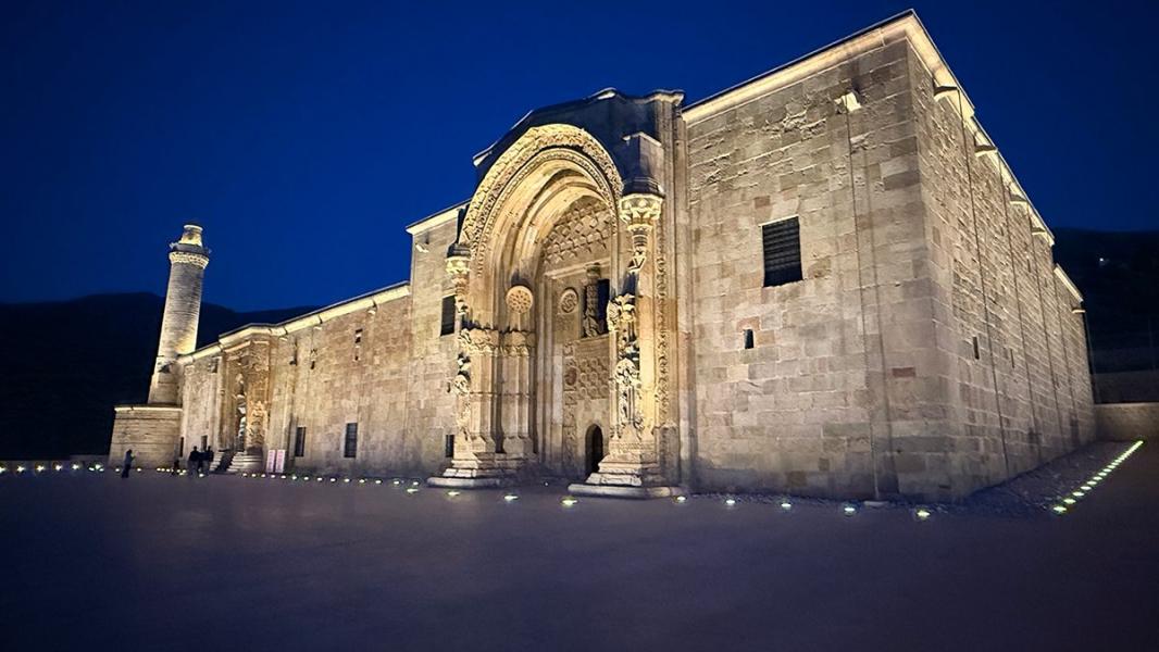 Sivas Çıkışlı Günübirlik Divriği Kemaliye Turu