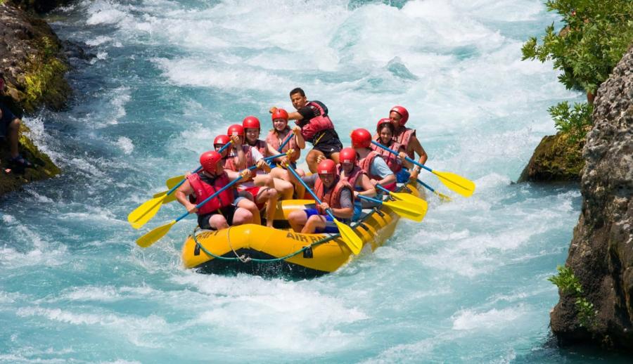Uçaklı Pegasus İle Karadeniz Yaylaları ve Batum Turu (3 Gece Otel Konaklamalı): Kendinizi rüyada hissedeceğiniz, her anını unutamayacağınız Karadeniz tatiline sizleri de bekliyoruz. Mavi ve yeşili hiç bu kadar ahenkle dans ettiğini görmemiştiniz. Tulum ile horon vurmaya kemençenin tınısını dinlemeye gidiyoruz daaaaaa...