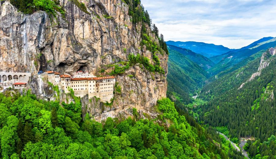 Uçaklı Pegasus İle Karadeniz Yaylaları ve Batum Turu (3 Gece Otel Konaklamalı): Kendinizi rüyada hissedeceğiniz, her anını unutamayacağınız Karadeniz tatiline sizleri de bekliyoruz. Mavi ve yeşili hiç bu kadar ahenkle dans ettiğini görmemiştiniz. Tulum ile horon vurmaya kemençenin tınısını dinlemeye gidiyoruz daaaaaa...