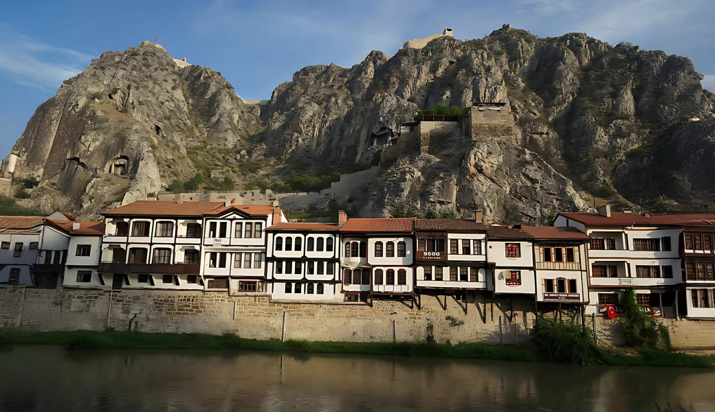 Rüya Gibi Doğu Karadeniz Batum Turu (5 Gece Otel Konaklamalı): Kendinizi rüyada hissedeceğiniz, her anını unutamayacağınız Karadeniz tatiline sizleri de bekliyoruz. Mavi ve yeşili hiç bu kadar ahenkle dans ettiğini görmemiştiniz. Tulum ile horon vurmaya kemençenin tınısını dinlemeye gidiyoruz daaaaaa...
