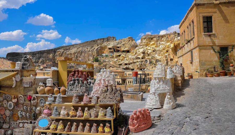 Ankara Çıkışlı Kapadokya Ihlara Vadisi ve Ürgüp Göreme Turu (2 Gece Otel Konaklamalı) : Güzel Atlar Ülkesi Kapadokya’da Peri Masalı Bir Tatil Sunuyoruz. Mistik ve Tarihi Dokusuyla Başınızı Döndürecek Bir Rüya Sizleri Bekliyor.