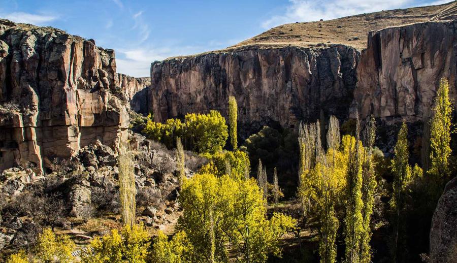 Ankara Çıkışlı Kapadokya Ihlara Vadisi ve Ürgüp Göreme Turu (2 Gece Otel Konaklamalı) : Güzel Atlar Ülkesi Kapadokya’da Peri Masalı Bir Tatil Sunuyoruz. Mistik ve Tarihi Dokusuyla Başınızı Döndürecek Bir Rüya Sizleri Bekliyor.