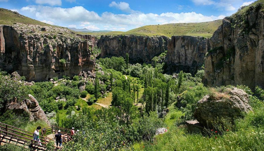 Ankara Çıkışlı Kapadokya Ihlara Vadisi ve Ürgüp Göreme Turu (2 Gece Otel Konaklamalı) : Güzel Atlar Ülkesi Kapadokya’da Peri Masalı Bir Tatil Sunuyoruz. Mistik ve Tarihi Dokusuyla Başınızı Döndürecek Bir Rüya Sizleri Bekliyor.