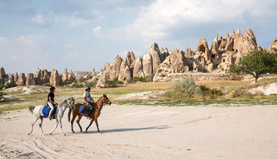 Ankara Çıkışlı Kapadokya Ihlara Vadisi ve Ürgüp Göreme Turu (2 Gece Otel Konaklamalı) : Güzel Atlar Ülkesi Kapadokya’da Peri Masalı Bir Tatil Sunuyoruz. Mistik ve Tarihi Dokusuyla Başınızı Döndürecek Bir Rüya Sizleri Bekliyor.