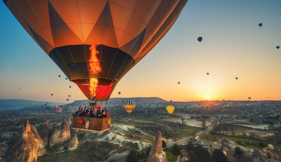 Ankara Çıkışlı Kapadokya Ihlara Vadisi ve Ürgüp Göreme Turu (2 Gece Otel Konaklamalı) : Güzel Atlar Ülkesi Kapadokya’da Peri Masalı Bir Tatil Sunuyoruz. Mistik ve Tarihi Dokusuyla Başınızı Döndürecek Bir Rüya Sizleri Bekliyor.