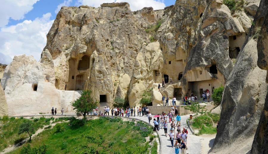Ankara Çıkışlı Kapadokya Ihlara Vadisi ve Ürgüp Göreme Turu (2 Gece Otel Konaklamalı) : Güzel Atlar Ülkesi Kapadokya’da Peri Masalı Bir Tatil Sunuyoruz. Mistik ve Tarihi Dokusuyla Başınızı Döndürecek Bir Rüya Sizleri Bekliyor.