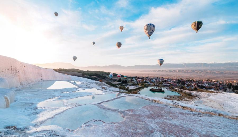 Lavanta Tarlaları Salda Gölü Pamukkale Çeşme Alaçatı Turu (1 Gece Otel Konaklamalı)	: Turkuaz Sularda Bembeyaz Kumlarda Unutamayacağınız Bir Tatil Deneyimi İçin Sizleri Bekliyoruz. Salda Gölü’nün Ferahlığında, Pamukkale Travertenlerinin Süt Beyaz Havuzlarında Kısa Bir Tatil Ve Görsel Şöleni Hafızalarınıza SSC TUR İmzasıyla Kaydediyoruz.