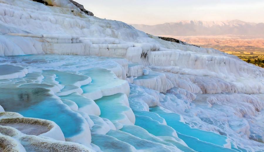 Lavanta Tarlaları Salda Gölü Pamukkale Çeşme Alaçatı Turu (1 Gece Otel Konaklamalı)	: Turkuaz Sularda Bembeyaz Kumlarda Unutamayacağınız Bir Tatil Deneyimi İçin Sizleri Bekliyoruz. Salda Gölü’nün Ferahlığında, Pamukkale Travertenlerinin Süt Beyaz Havuzlarında Kısa Bir Tatil Ve Görsel Şöleni Hafızalarınıza SSC TUR İmzasıyla Kaydediyoruz.