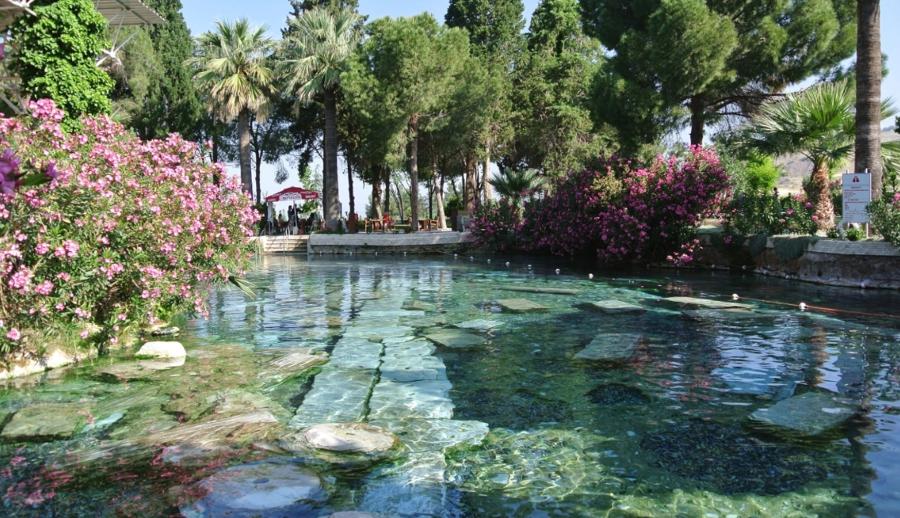 Lavanta Tarlaları Salda Gölü Pamukkale Çeşme Alaçatı Turu (1 Gece Otel Konaklamalı)	: Turkuaz Sularda Bembeyaz Kumlarda Unutamayacağınız Bir Tatil Deneyimi İçin Sizleri Bekliyoruz. Salda Gölü’nün Ferahlığında, Pamukkale Travertenlerinin Süt Beyaz Havuzlarında Kısa Bir Tatil Ve Görsel Şöleni Hafızalarınıza SSC TUR İmzasıyla Kaydediyoruz.