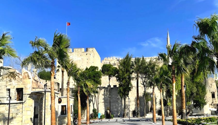 Lavanta Tarlaları Salda Gölü Pamukkale Çeşme Alaçatı Turu (1 Gece Otel Konaklamalı)	: Turkuaz Sularda Bembeyaz Kumlarda Unutamayacağınız Bir Tatil Deneyimi İçin Sizleri Bekliyoruz. Salda Gölü’nün Ferahlığında, Pamukkale Travertenlerinin Süt Beyaz Havuzlarında Kısa Bir Tatil Ve Görsel Şöleni Hafızalarınıza SSC TUR İmzasıyla Kaydediyoruz.