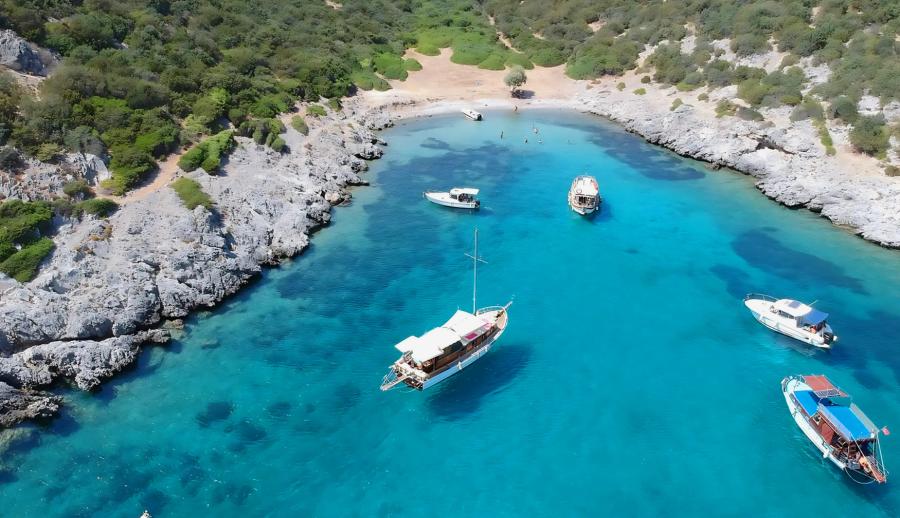 Ankara Çıkışlı Marmaris Datça Gökova Yüzme ve Tekne Turu (2 Gece Otel Konaklamalı) : Ege’nin mahzun çocuğu, tatillerin vazgeçilmezi… Marmaris…Tepeden bakıldığında beyaz elbisesinin eteklerini savuran, saçlarına rengarenk begonviller takmış, bilekleri misket limon kokan alımlı bir kıza benzeyen belde… 