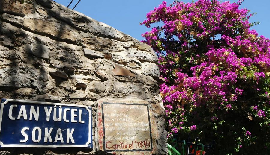 Ankara Çıkışlı Marmaris Datça Gökova Yüzme ve Tekne Turu (2 Gece Otel Konaklamalı) : Ege’nin mahzun çocuğu, tatillerin vazgeçilmezi… Marmaris…Tepeden bakıldığında beyaz elbisesinin eteklerini savuran, saçlarına rengarenk begonviller takmış, bilekleri misket limon kokan alımlı bir kıza benzeyen belde… 