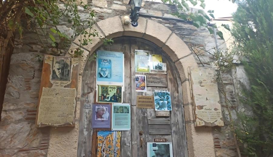Ankara Çıkışlı Marmaris Datça Gökova Yüzme ve Tekne Turu (2 Gece Otel Konaklamalı) : Ege’nin mahzun çocuğu, tatillerin vazgeçilmezi… Marmaris…Tepeden bakıldığında beyaz elbisesinin eteklerini savuran, saçlarına rengarenk begonviller takmış, bilekleri misket limon kokan alımlı bir kıza benzeyen belde… 