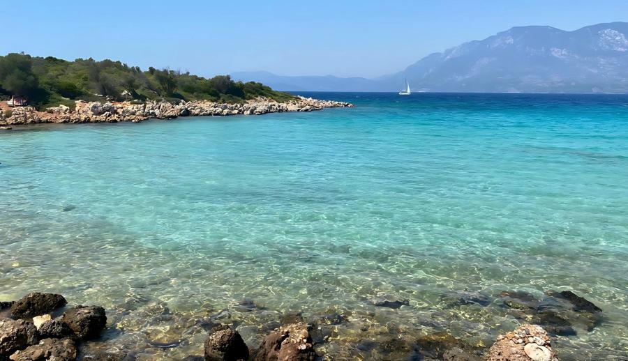 Ankara Çıkışlı Marmaris Datça Gökova Yüzme ve Tekne Turu (2 Gece Otel Konaklamalı) : Ege’nin mahzun çocuğu, tatillerin vazgeçilmezi… Marmaris…Tepeden bakıldığında beyaz elbisesinin eteklerini savuran, saçlarına rengarenk begonviller takmış, bilekleri misket limon kokan alımlı bir kıza benzeyen belde… 