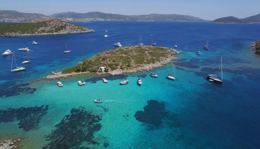 Bursa Çıkışlı Marmaris Datça Gökova Yüzme ve Tekne Turu (2 Gece Otel Konaklamalı) : Ege’nin mahzun çocuğu, tatillerin vazgeçilmezi… Marmaris…Tepeden bakıldığında beyaz elbisesinin eteklerini savuran, saçlarına rengarenk begonviller takmış, bilekleri misket limon kokan alımlı bir kıza benzeyen belde… 