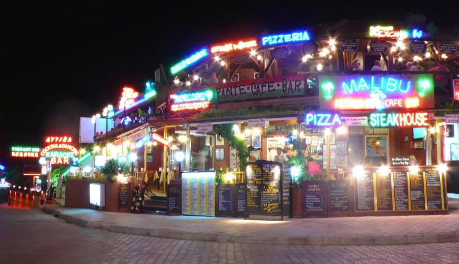 Bursa Çıkışlı Marmaris Datça Gökova Yüzme ve Tekne Turu (2 Gece Otel Konaklamalı) : Ege’nin mahzun çocuğu, tatillerin vazgeçilmezi… Marmaris…Tepeden bakıldığında beyaz elbisesinin eteklerini savuran, saçlarına rengarenk begonviller takmış, bilekleri misket limon kokan alımlı bir kıza benzeyen belde… 