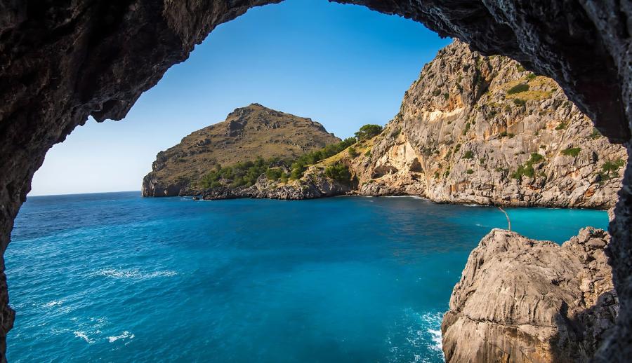 Bursa Çıkışlı Marmaris Datça Gökova Yüzme ve Tekne Turu (2 Gece Otel Konaklamalı) : Ege’nin mahzun çocuğu, tatillerin vazgeçilmezi… Marmaris…Tepeden bakıldığında beyaz elbisesinin eteklerini savuran, saçlarına rengarenk begonviller takmış, bilekleri misket limon kokan alımlı bir kıza benzeyen belde… 