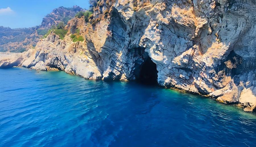 Bursa Çıkışlı Marmaris Datça Gökova Yüzme ve Tekne Turu (2 Gece Otel Konaklamalı) : Ege’nin mahzun çocuğu, tatillerin vazgeçilmezi… Marmaris…Tepeden bakıldığında beyaz elbisesinin eteklerini savuran, saçlarına rengarenk begonviller takmış, bilekleri misket limon kokan alımlı bir kıza benzeyen belde… 