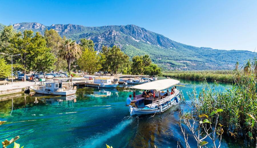 Bursa Çıkışlı Marmaris Datça Gökova Yüzme ve Tekne Turu (2 Gece Otel Konaklamalı) : Ege’nin mahzun çocuğu, tatillerin vazgeçilmezi… Marmaris…Tepeden bakıldığında beyaz elbisesinin eteklerini savuran, saçlarına rengarenk begonviller takmış, bilekleri misket limon kokan alımlı bir kıza benzeyen belde… 