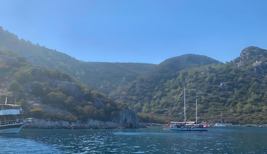 Bursa Çıkışlı Marmaris Datça Gökova Yüzme ve Tekne Turu (2 Gece Otel Konaklamalı) : Ege’nin mahzun çocuğu, tatillerin vazgeçilmezi… Marmaris…Tepeden bakıldığında beyaz elbisesinin eteklerini savuran, saçlarına rengarenk begonviller takmış, bilekleri misket limon kokan alımlı bir kıza benzeyen belde… 