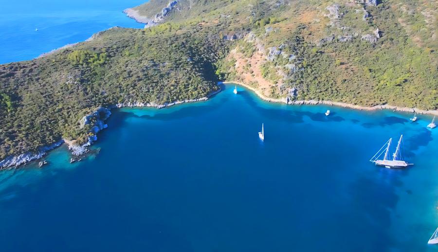 Bursa Çıkışlı Marmaris Datça Gökova Yüzme ve Tekne Turu (2 Gece Otel Konaklamalı) : Ege’nin mahzun çocuğu, tatillerin vazgeçilmezi… Marmaris…Tepeden bakıldığında beyaz elbisesinin eteklerini savuran, saçlarına rengarenk begonviller takmış, bilekleri misket limon kokan alımlı bir kıza benzeyen belde… 
