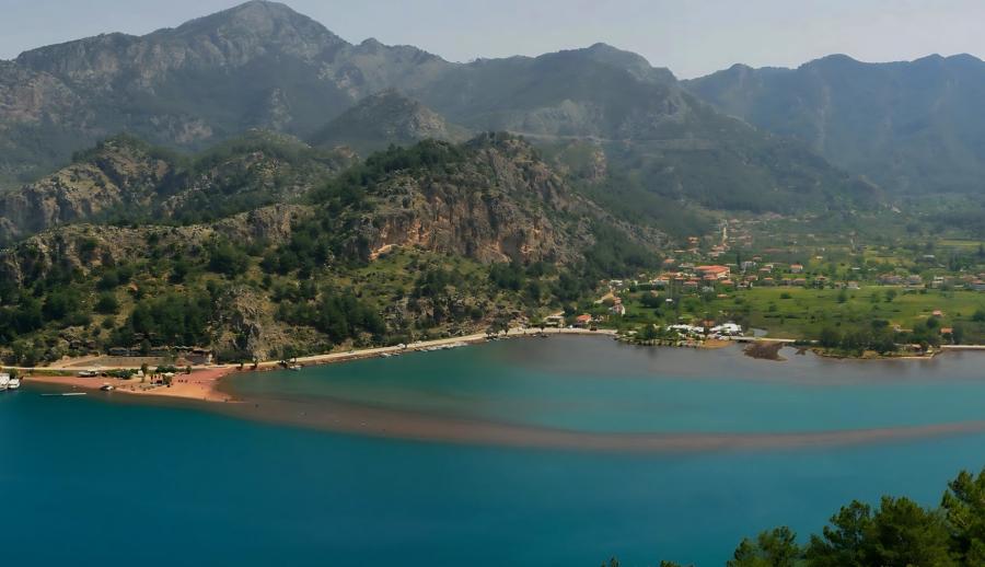 Bursa Çıkışlı Marmaris Datça Gökova Yüzme ve Tekne Turu (2 Gece Otel Konaklamalı) : Ege’nin mahzun çocuğu, tatillerin vazgeçilmezi… Marmaris…Tepeden bakıldığında beyaz elbisesinin eteklerini savuran, saçlarına rengarenk begonviller takmış, bilekleri misket limon kokan alımlı bir kıza benzeyen belde… 