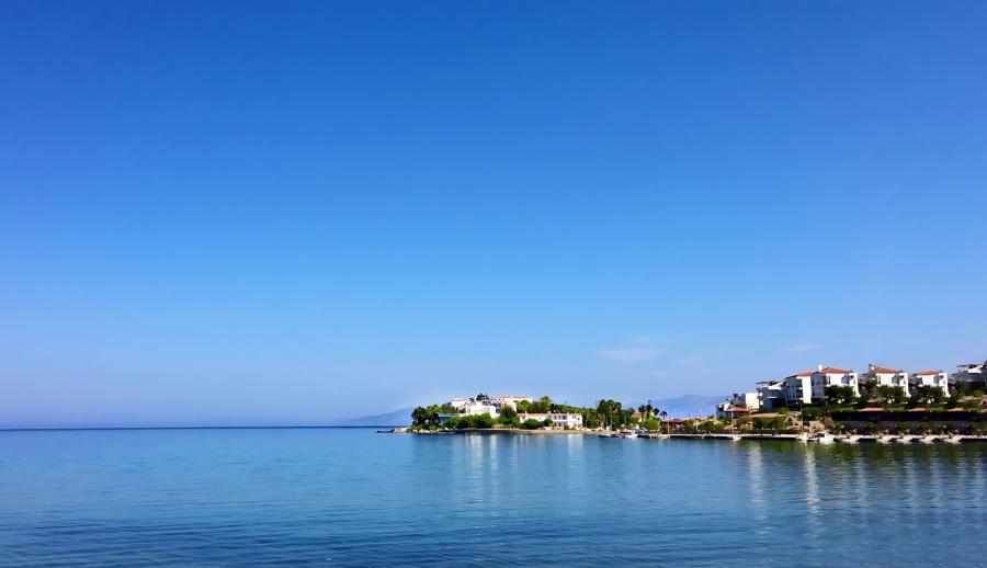 Bursa Çıkışlı Marmaris Datça Gökova Yüzme ve Tekne Turu (2 Gece Otel Konaklamalı) : Ege’nin mahzun çocuğu, tatillerin vazgeçilmezi… Marmaris…Tepeden bakıldığında beyaz elbisesinin eteklerini savuran, saçlarına rengarenk begonviller takmış, bilekleri misket limon kokan alımlı bir kıza benzeyen belde… 