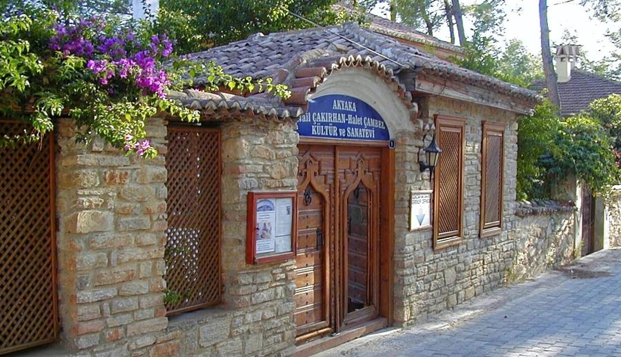 Bursa Çıkışlı Marmaris Datça Gökova Yüzme ve Tekne Turu (2 Gece Otel Konaklamalı) : Ege’nin mahzun çocuğu, tatillerin vazgeçilmezi… Marmaris…Tepeden bakıldığında beyaz elbisesinin eteklerini savuran, saçlarına rengarenk begonviller takmış, bilekleri misket limon kokan alımlı bir kıza benzeyen belde… 