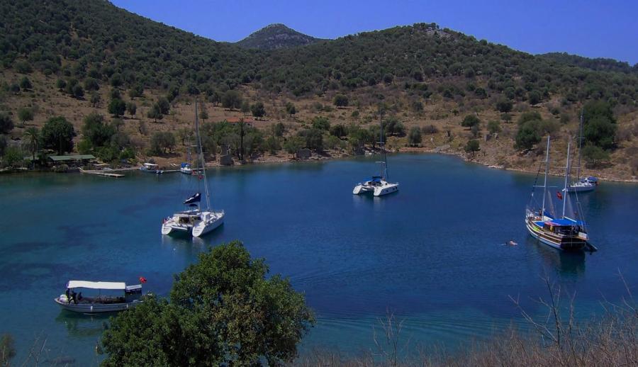 Bursa Çıkışlı Marmaris Datça Gökova Yüzme ve Tekne Turu (2 Gece Otel Konaklamalı) : Ege’nin mahzun çocuğu, tatillerin vazgeçilmezi… Marmaris…Tepeden bakıldığında beyaz elbisesinin eteklerini savuran, saçlarına rengarenk begonviller takmış, bilekleri misket limon kokan alımlı bir kıza benzeyen belde… 
