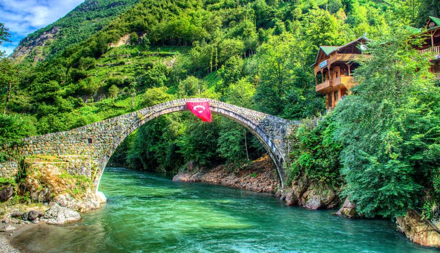 Ankara Çıkışlı Uçaklı Karadeniz Yaylaları ve Batum Turu (3 Gece Otel Konaklamalı): Kendinizi rüyada hissedeceğiniz, her anını unutamayacağınız Karadeniz tatiline sizleri de bekliyoruz. Mavi ve yeşili hiç bu kadar ahenkle dans ettiğini görmemiştiniz. Tulum ile horon vurmaya kemençenin tınısını dinlemeye gidiyoruz daaaaaa...