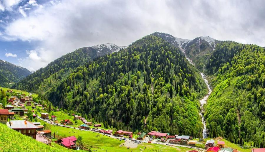 Ankara Çıkışlı Uçaklı Karadeniz Yaylaları ve Batum Turu (3 Gece Otel Konaklamalı): Kendinizi rüyada hissedeceğiniz, her anını unutamayacağınız Karadeniz tatiline sizleri de bekliyoruz. Mavi ve yeşili hiç bu kadar ahenkle dans ettiğini görmemiştiniz. Tulum ile horon vurmaya kemençenin tınısını dinlemeye gidiyoruz daaaaaa...
