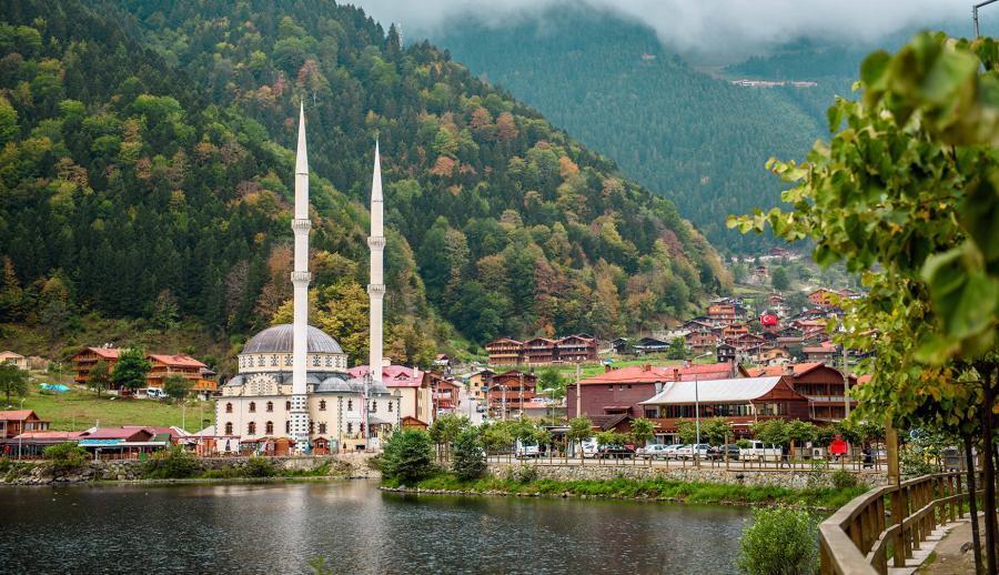 Ankara Çıkışlı Uçaklı Karadeniz Yaylaları ve Batum Turu (3 Gece Otel Konaklamalı): Kendinizi rüyada hissedeceğiniz, her anını unutamayacağınız Karadeniz tatiline sizleri de bekliyoruz. Mavi ve yeşili hiç bu kadar ahenkle dans ettiğini görmemiştiniz. Tulum ile horon vurmaya kemençenin tınısını dinlemeye gidiyoruz daaaaaa...