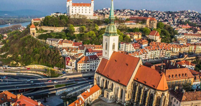 Otobüslü Orta Avrupa  Masalı Turu Ekstra Turlar Dahil (7 Gece Otel Konaklamalı): Belgrad,  Budapeşte, Estergon, Visegrad, Szentendre, Bratislava, Prag, Karlovy Vary,  Cesky Krumlov,  Viyana, Bade,  Novisad,  Sofya
6 Ülke 6 Başkent 10 Şehir Görme İmkanı
Belgrad 2 Gece Konaklama
Prag 2 Gece Konaklama
Budapeşte 2 Gece Konaklama
Viyana 1 Gece Konaklama