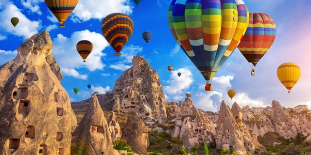 Yılbaşı Özel Kapadokya Ihlara Vadisi ve Ürgüp Göreme Turu (2 Gece Otel Konaklamalı): Güzel Atlar Ülkesi Kapadokya’da Peri Masalı Bir Tatil Sunuyoruz. Mistik ve Tarihi Dokusuyla Başınızı Döndürecek Bir Rüya Sizleri Bekliyor.