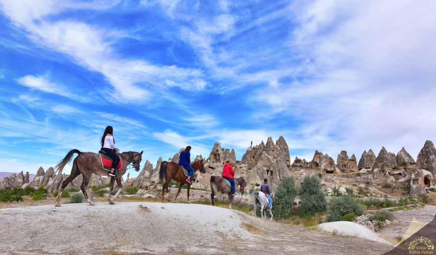 Yılbaşı Özel Kapadokya Ihlara Vadisi ve Ürgüp Göreme Turu (2 Gece Otel Konaklamalı): Güzel Atlar Ülkesi Kapadokya’da Peri Masalı Bir Tatil Sunuyoruz. Mistik ve Tarihi Dokusuyla Başınızı Döndürecek Bir Rüya Sizleri Bekliyor.