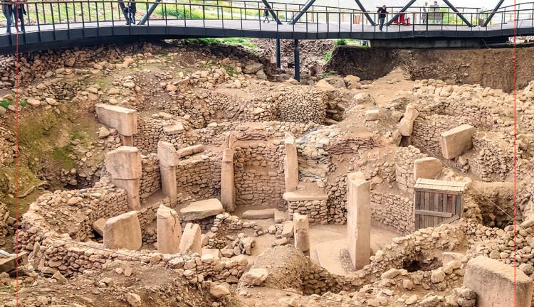 İzmir Çıkışlı Uçaklı Tarihte Yolculuk Gap Mezopotamya Turu (3 Gece Otel Konaklamalı): Kısa zamanda çok işler yaparız diye Gap Bölgesine doğru yola çıktık. Güney Doğu Anadolu’yu Keşfetmeye, Peygamberler Diyarını Gezmeye Davet Ediyoruz. Sıra Gecesine katılmaya bol bol kebap yemeye gidiyoruz. 