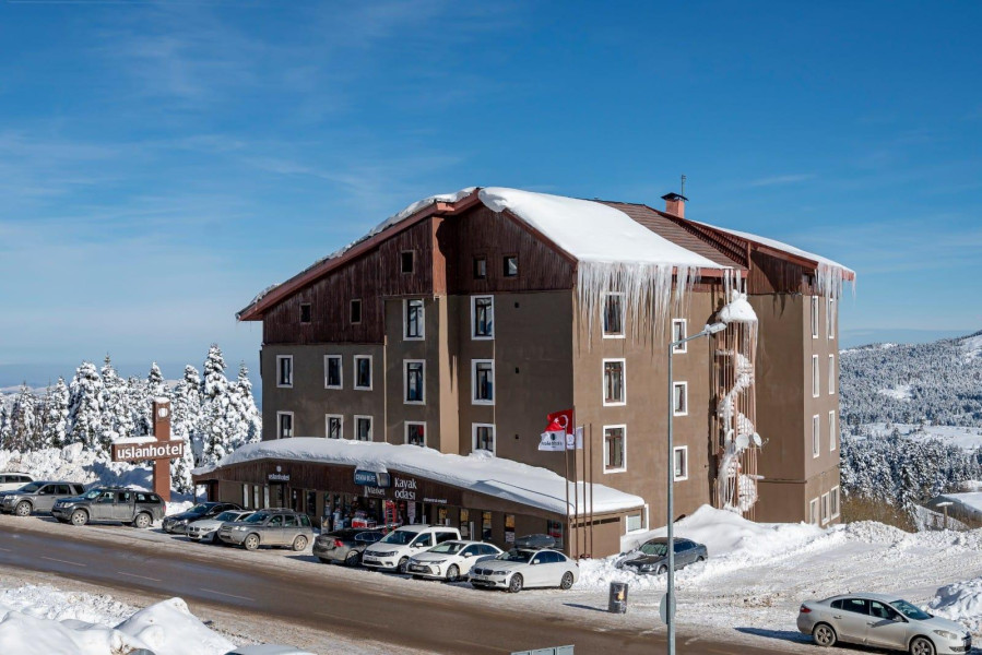 Uludağ Uslan Otel 1 veya  2 Gece Konaklamalı( Gidiş Dönüş Ulaşım Dahil) : Tam Pansiyon Konaklama ile Kendinizi ve Sevdiklerinizi, Uludağ’ın Beyaz Büyüsünde ve Bursa’nın Doğal Atmosferinde Ödüllendirebilirsiniz. Osmangazi Köprüsü'nden Hızlı Ulaşım ile Uludağ'a Gidiyoruz.