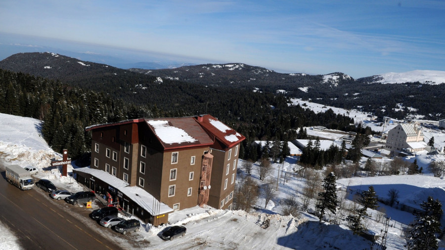 Uludağ Uslan Otel 1 veya  2 Gece Konaklamalı( Gidiş Dönüş Ulaşım Dahil) : Tam Pansiyon Konaklama ile Kendinizi ve Sevdiklerinizi, Uludağ’ın Beyaz Büyüsünde ve Bursa’nın Doğal Atmosferinde Ödüllendirebilirsiniz. Osmangazi Köprüsü'nden Hızlı Ulaşım ile Uludağ'a Gidiyoruz.